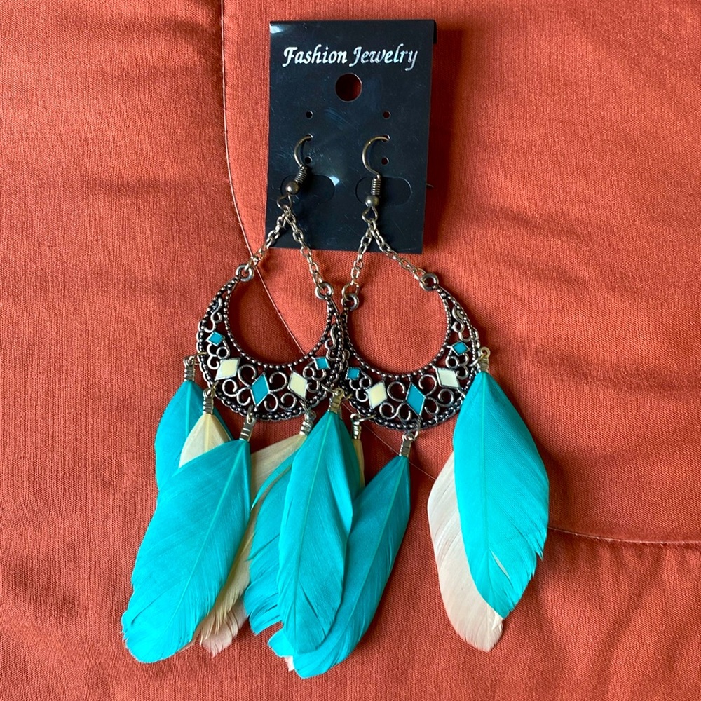Earrings with feathers